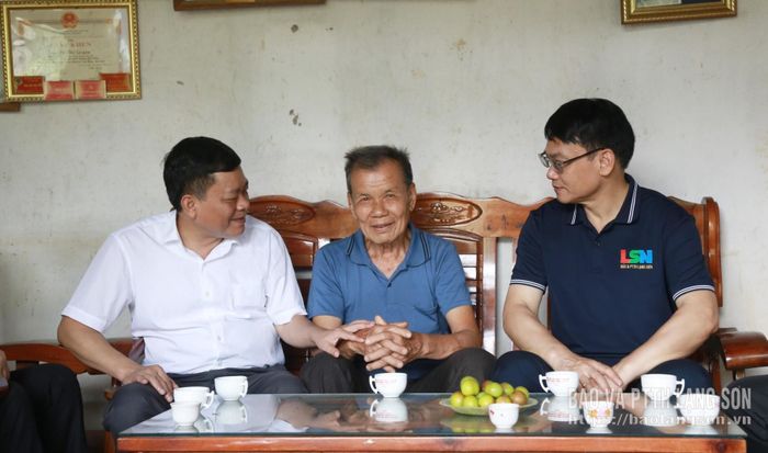 Đồng chí Nguyễn Quốc Khánh, Ủy viên Ban Thường vụ Tỉnh ủy, Trưởng Ban Tuyên giáo và Dân vận Tỉnh ủy (ngoài cùng bên trái) và lãnh đạo Báo và Phát thanh, Truyền hình Lạng Sơn hỏi thăm sức khỏe, đời sống gia đình thương binh Vy Thế Quyên