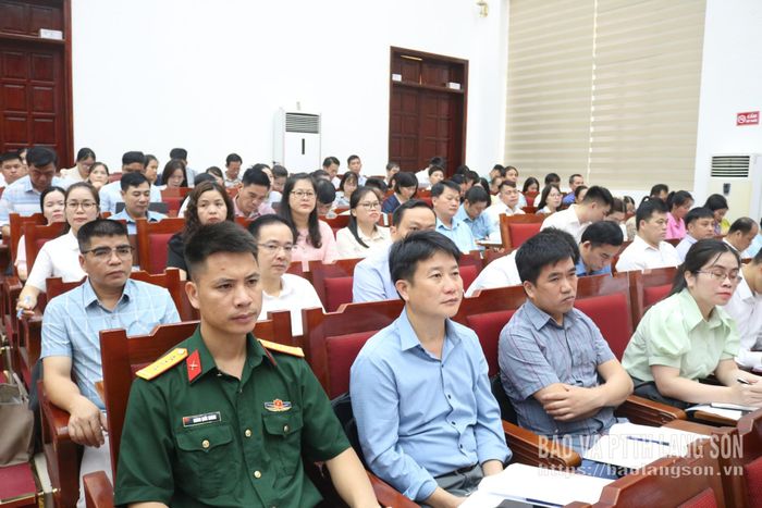 Các đại biểu nghe quán triệt các văn bản mới tại hội nghị