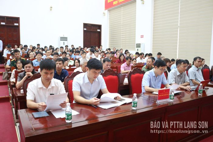 Các đại biểu nghiên cứu văn bản mới được quán triệt tại hội nghị