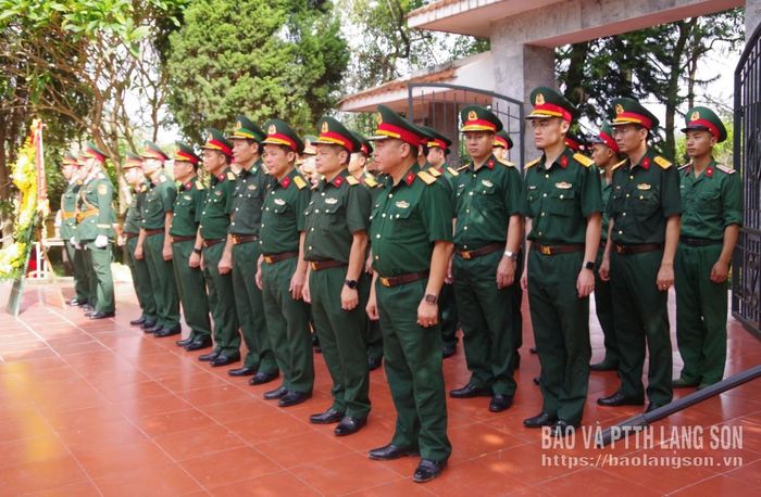 Cán bộ, chiến sĩ Bộ CHQS tỉnh dâng hương, dâng hoa tại Nghĩa trang liệt sĩ Cao Lộc (phường Kỳ Lừa)
