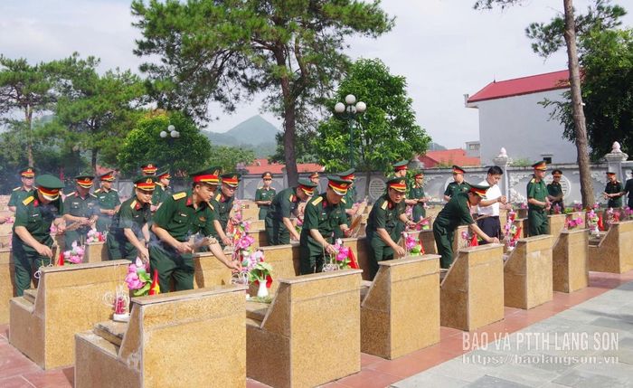 Cán bộ, chiến sĩ Bộ CHQS tỉnh dâng hương, dâng hoa tại Nghĩa trang liệt sĩ Lạng Sơn (phường Tam Thanh) và thắp hương tại các mộ liệt sĩ