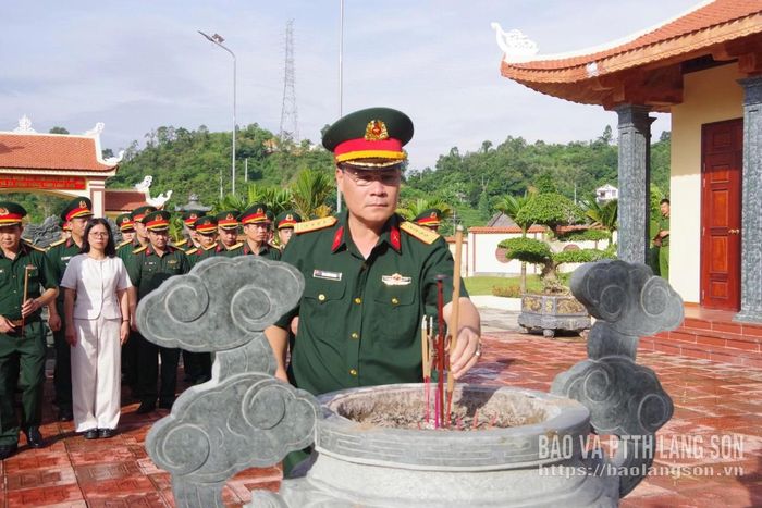 Đại tá Mai Xuân Phong, Ủy viên Ban Thường vụ Tỉnh ủy, Chỉ huy trưởng Bộ CHQS tỉnh dâng hương tại Nhà bia tưởng niệm Sư đoàn Bộ binh 3 (Quân khu 1)