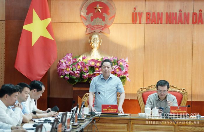 Đồng chí Đoàn Thanh Sơn, Phó Chủ tịch UBND tỉnh trao đổi một số nội dung tại phiên họp