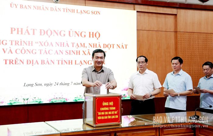 Đồng chí Nguyễn Cảnh Toàn, Phó Bí thư Tỉnh ủy, Chủ tịch UBND tỉnh và các đồng chí lãnh đạo tỉnh ủng hộ Chương trình “Xóa nhà tạm, nhà dột nát và công tác an sinh xã hội” trên địa bàn tỉnh Lạng Sơn (đợt 2)
