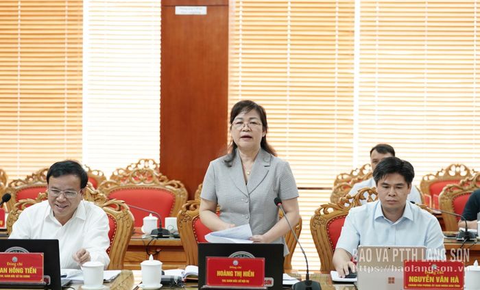 Lãnh đạo Sở Nội vụ báo cáo nội dung liên quan tại phiên họp
