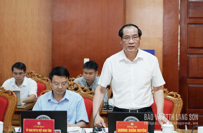 Đồng chí Dương Xuân Huyên, Ủy viên Ban Thường vụ Tỉnh ủy, Phó Chủ tịch Thường trực HĐND tỉnh trao đổi một số nội dung tại phiên họp