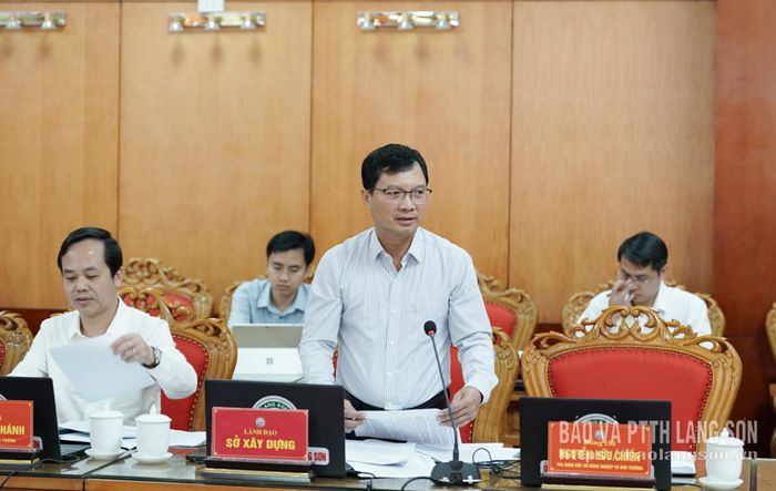 Lãnh đạo Sở Xây dựng báo cáo nội dung liên quan tại phiên họp