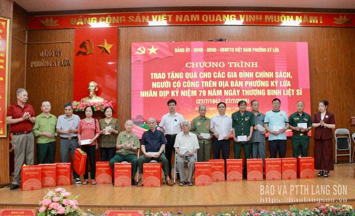 Lãnh đạo phường Kỳ Lừa trao quà tặng các gia đình chính sách, người có công