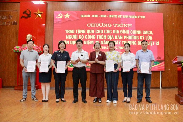 Ban Tổ chức trao thư cảm ơn các cơ quan, đơn vị, doanh nghiệp, nhà hảo tâm đã đồng hành, tài trợ cho chương trình