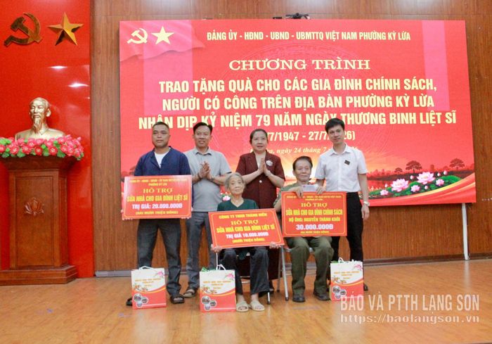 Lãnh đạo phường Kỳ Lừa trao kinh phí hỗ trợ sửa chữa nhà ở cho các gia đình chính sách, người có công