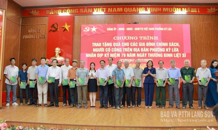 Lãnh đạo phường Kỳ Lừa và đại diện các doanh nghiệp, đơn vị đồng hành trao quà tặng các gia đình chính sách, người có công
