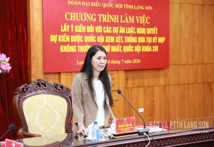Đồng chí Đoàn Thu Hà, Phó Bí thư Tỉnh ủy, Trưởng Đoàn đại biểu Quốc hội tỉnh, Chủ tịch Ủy ban MTTQ tỉnh phát biểu kết luận chương trình làm việc