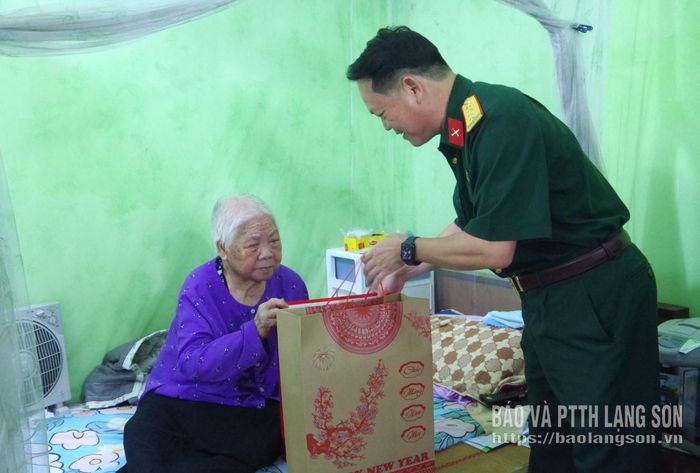 Lãnh đạo Bộ CHQS tỉnh tặng quà Mẹ Việt Nam Anh hùng Nguyễn Thị Kim (phường Đông Kinh)