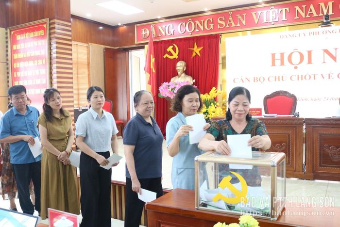 Các đại biểu bỏ phiếu tại hội nghị