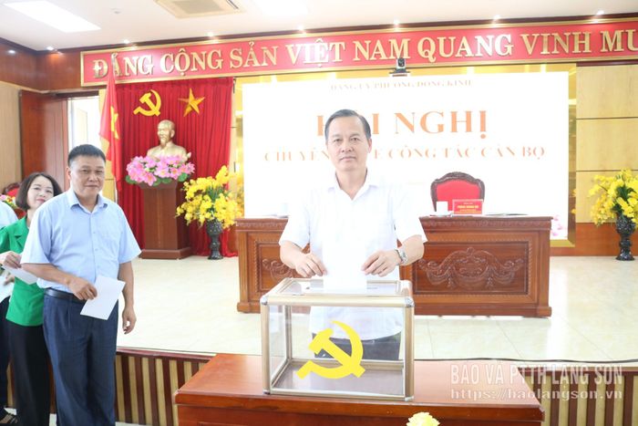 Đồng chí Đồng chí Phùng Quang Hội, Ủy viên Ban Thường vụ Tỉnh ủy, Bí thư Đảng ủy, Chủ tịch HĐND phường bỏ phiếu giới thiệu nhân sự tại hội nghị