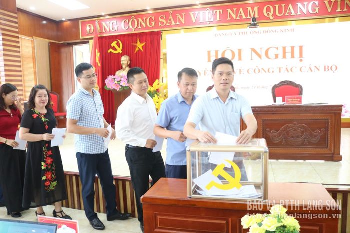 Các đại biểu bỏ phiếu tại hội nghị