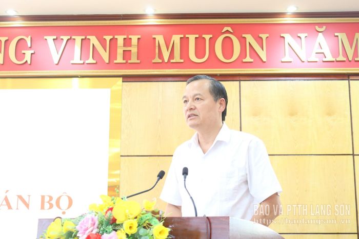 Đồng chí Phùng Quang Hội, Ủy viên Ban Thường vụ Tỉnh ủy, Bí thư Đảng ủy, Chủ tịch HĐND phường phát biểu tại hội nghị