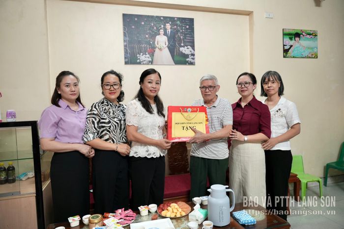 Lãnh đạo Hội LHPN tỉnh trao quà tri ân gia đình chính sách có con là cán bộ, công chức thuộc đơn vị