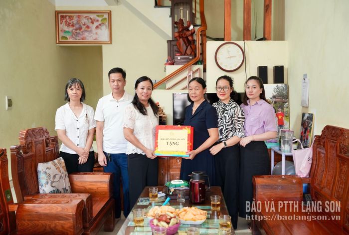 Đoàn công tác Hội LHPN tỉnh thăm, tặng quà gia đình Liệt sĩ Triệu Văn Sầm (có con là cán bộ, công chức thuộc đơn vị)