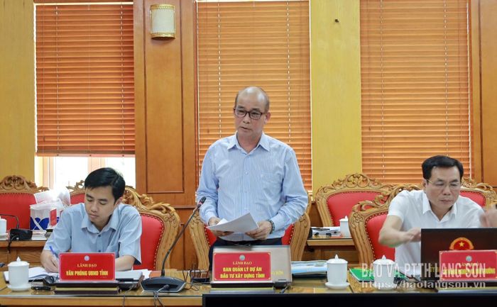 Đại diện lãnh đạo Ban Quản lý dự án Đầu tư xây dựng tỉnh báo cáo tại cuộc họp