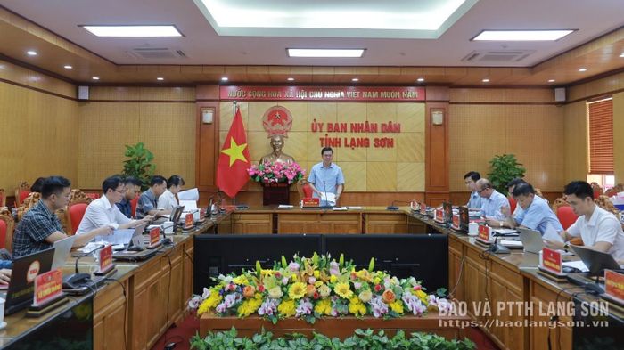 Đồng chí Đinh Hữu Học, Ủy viên Ban Thường vụ Tỉnh ủy, Phó Chủ tịch Thường trực UBND tỉnh chủ trì cuộc họp