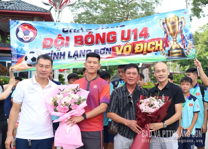Đại diện Liên đoàn Bóng đá tỉnh tặng hoa chúc mừng đoàn