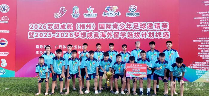 Đội bóng U14 Liên đoàn Bóng đá tỉnh Lạng Sơn nhận cúp và huy chương vàng nội dung U14 tại giải