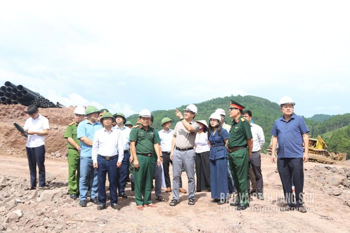 Đồng chí Chủ tịch UBND tỉnh và đoàn công tác kiểm tra tiến độ thực hiện dự án tại xã Kiên Mộc