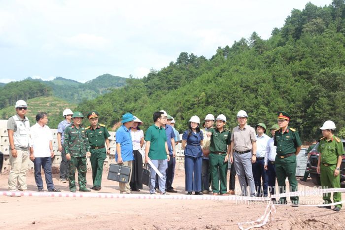 Đồng chí Chủ tịch UBND tỉnh và thành viên đoàn công tác khảo sát thực tế tiến độ triển khai dự án trường nội trú tại xã Kiên Mộc