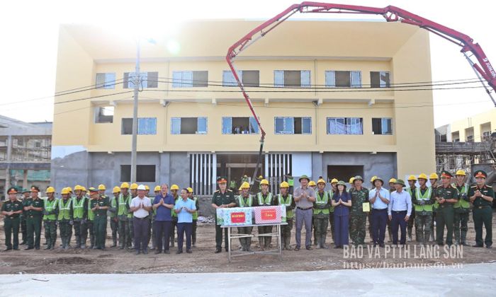 Đồng chí Chủ tịch UBND tỉnh và đoàn công tác tặng quà cán bộ chiến sĩ tham gia hỗ trợ thực hiện dự án xây dựng trường nội trú tại xã Khuất Xá