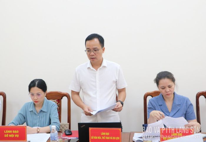 Thành viên đoàn giám sát trao đổi một số nội dung liên quan