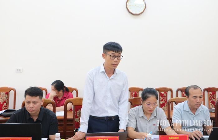 Lãnh đạo Phòng Văn hóa - xã hội xã làm rõ một số nội dung đoàn quan tâm
