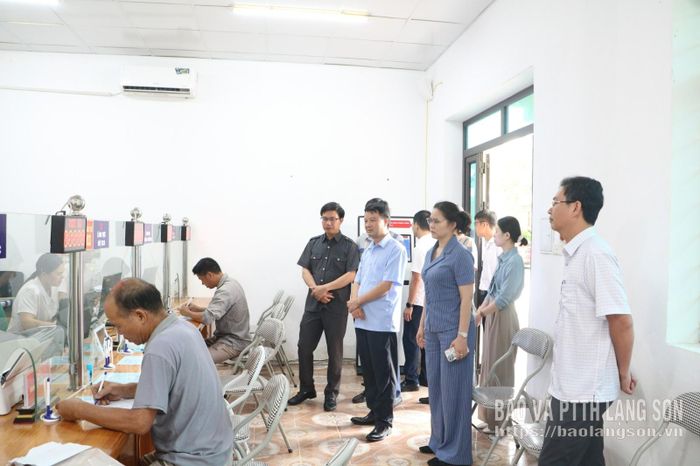 Đoàn giám sát khảo sát thực tế tại Trung tâm Phục vụ hành chính công xã Thống Nhất