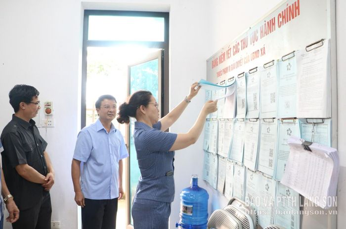 Đoàn giám sát khảo sát thực tế tại Trung tâm Phục vụ hành chính công xã Thống Nhất