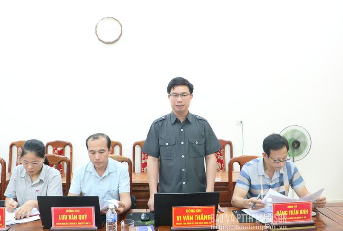 Lãnh đạo UBND xã Thống Nhất báo cáo việc thực hiện nhiệm vụ với đoàn giám sát