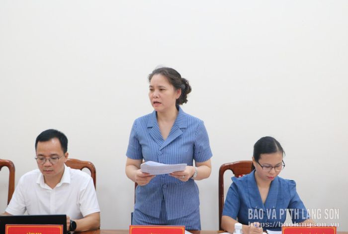 Thành viên đoàn giám sát trao đổi một số nội dung