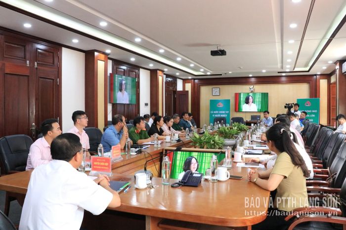 Các đại biểu theo dõi phóng sự về công tác gửi tiền tiết kiệm tại Ngân hàng Chính sách xã hội