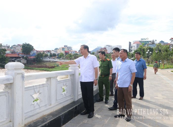Đoàn kiểm tra tại khu vực bờ sông Kỳ Cùng