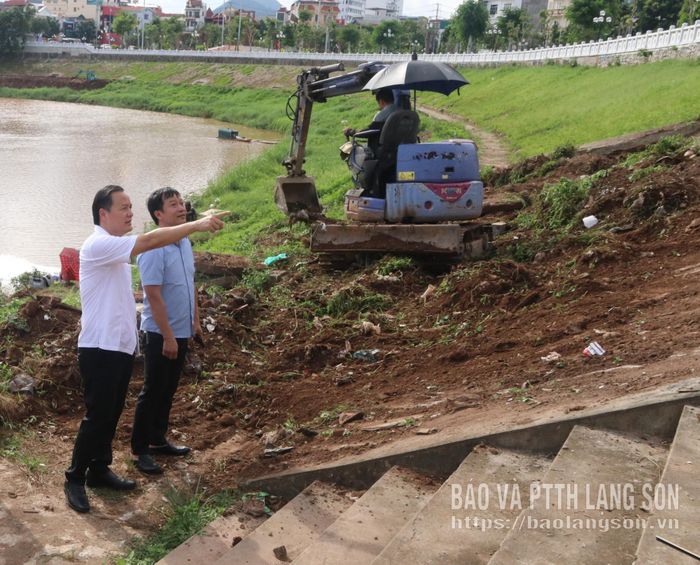 Đồng chí Phùng Quang Hội, Ủy viên Ban Thường vụ Tỉnh ủy, Bí thư Đảng ủy, Chủ tịch HĐND phường Đông Kinh giám sát việc thực hiện phát dọn vệ sinh tại kè bờ sông Kỳ Cùng