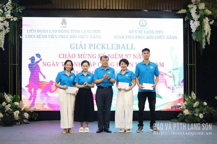 Đại diện Ban Tổ chức trao giải Nhất cho đại diện các đôi vận động viên 