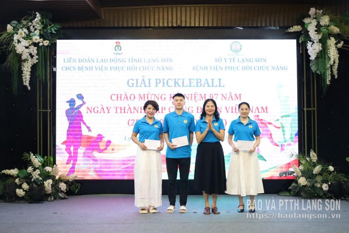Đại diện Ban Tổ chức trao giải Nhì cho đại diện các đôi vận động viên 