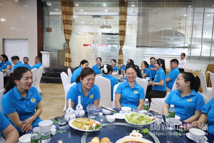 Các đoàn viên tham gia chương trình "Bữa cơm công đoàn"