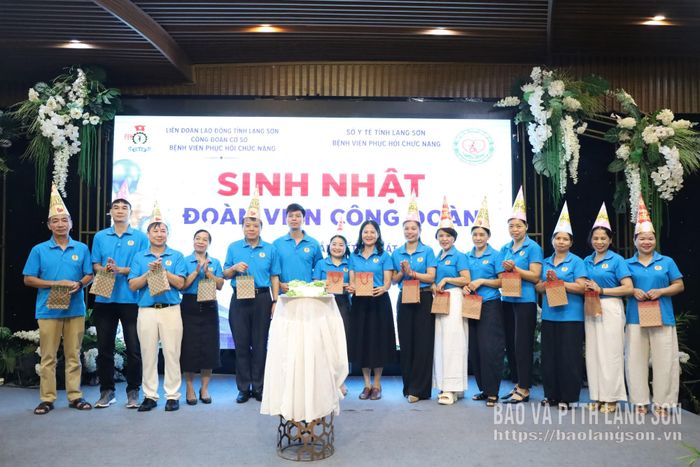 Các đoàn viên được tổ chức sinh nhật và tặng quà tại chương trình "Bữa cơm công đoàn" 