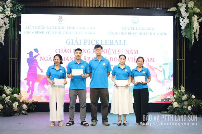 Đại diện Ban Tổ chức trao giải Ba cho đại diện các đôi vận động viên 