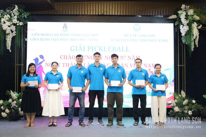 Đại diện Ban Tổ chức trao giải Khuyến khích cho đại diện các đôi vận động viên 