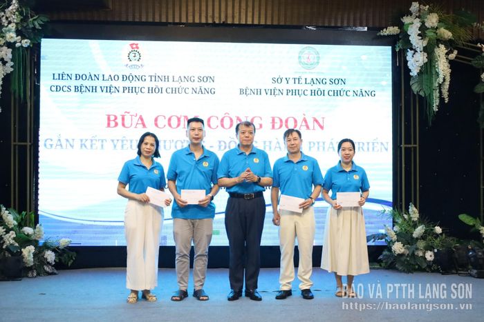Đại diện Ban Tổ chức trao giải cho đại diện các tập thể tiêu biểu trong Cuộc thi “Xanh - sạch - đẹp” năm 2026