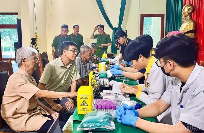 Thân nhân liệt sĩ tham gia thu nhận mẫu ADN trong Chiến dịch "500 ngày đêm đẩy mạnh tìm kiếm, quy tập và xác định danh tính hài cốt liệt sĩ".