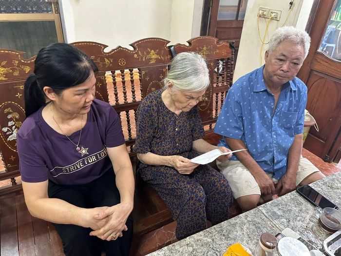 Bà Phạm Thị Chi xem lại bản trích lục hồ sơ liệt sĩ của anh trai - kỷ vật duy nhất gia đình còn lưu giữ được sau hơn 70 năm kể từ ngày ông hy sinh.