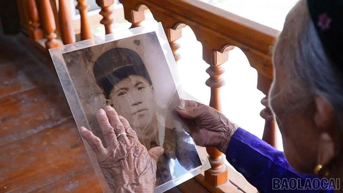 Bức ảnh người con trai duy nhất là liệt sĩ Hoàng Văn Muôn luôn được Mẹ Việt Nam Anh hùng Hà Thị Hao gìn giữ như một phần ký ức không thể phai mờ.