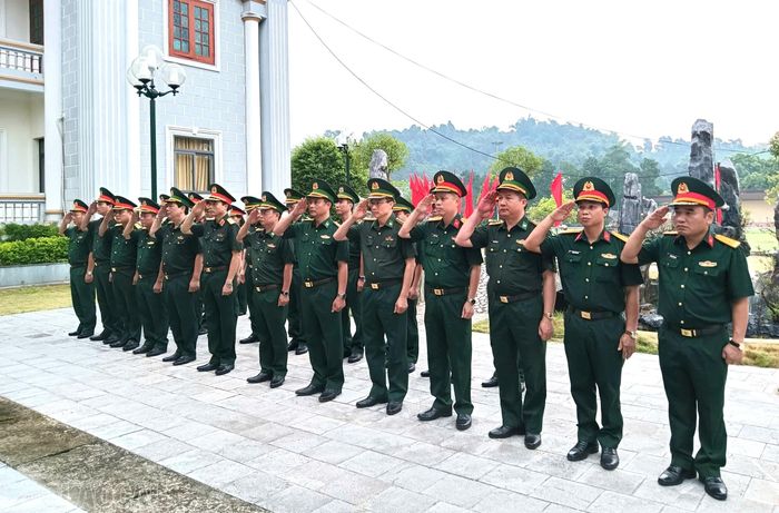 Đoàn vào làm lễ dâng hương.